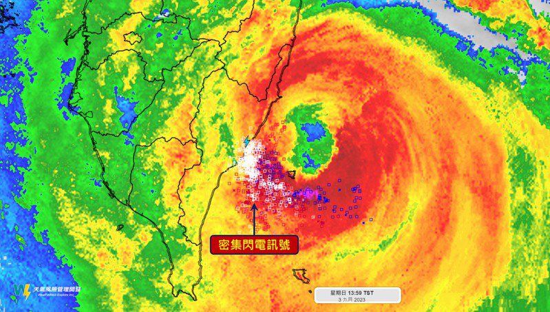 根據天氣風險公司的台灣全方位閃電監測網，台東市上空有大量的閃電訊號。圖／取自「天氣風險 WeatherRisk」臉書粉專