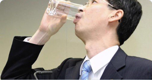 時任日本內閣府政務官園田康博2011年10月為了展現安全性，在記者會喝下經淨化的福島第一核電廠低濃度汙染水。擷取自X
