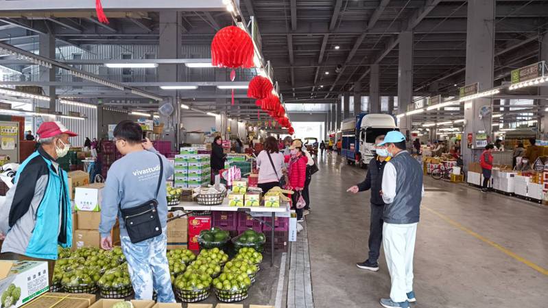 台南新化果菜市場本月起實施停車收費，每小時20元。記者謝進盛／攝影
