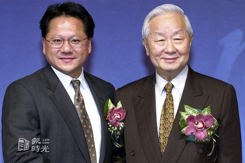NVIDIA創辦人暨執行長黃仁勳(左)與台積電董事長張忠謀(右)舉行聯合記者會。聯合報系資料照(2002/12/16 吳景騰攝影）