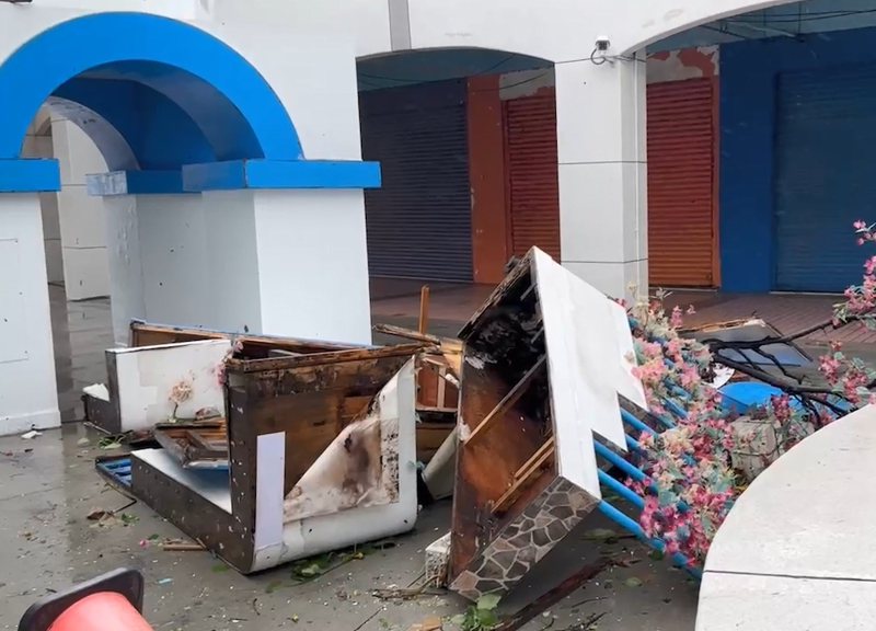 海葵颱風侵襲旗津，旗津貝殼館的愛琴海藝術裝置也被強風摧毀。圖／李姓讀者提供