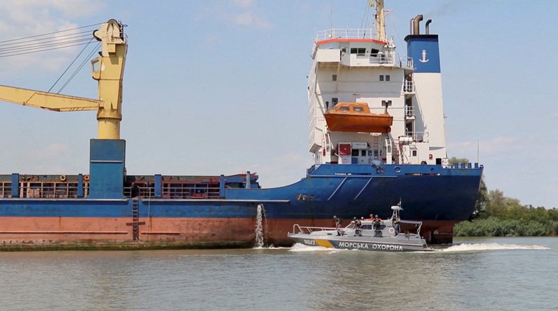 烏克蘭多瑙河港口伊斯梅爾（Izmail）是出口重鎮；圖為2022年烏南敖德薩州伊茲梅爾區的貨船與烏國海巡船隻。路透