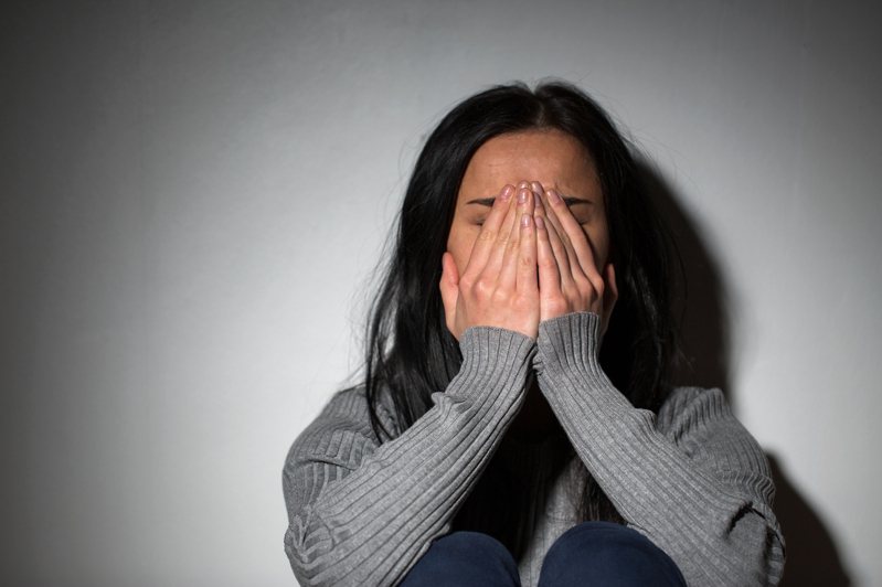 馬來西亞1名27歲女子在家睡覺時，遭5名男子闖入臥房性侵，事後報警求助。示意圖，與新聞當事者無關，圖片來源／Ingimage