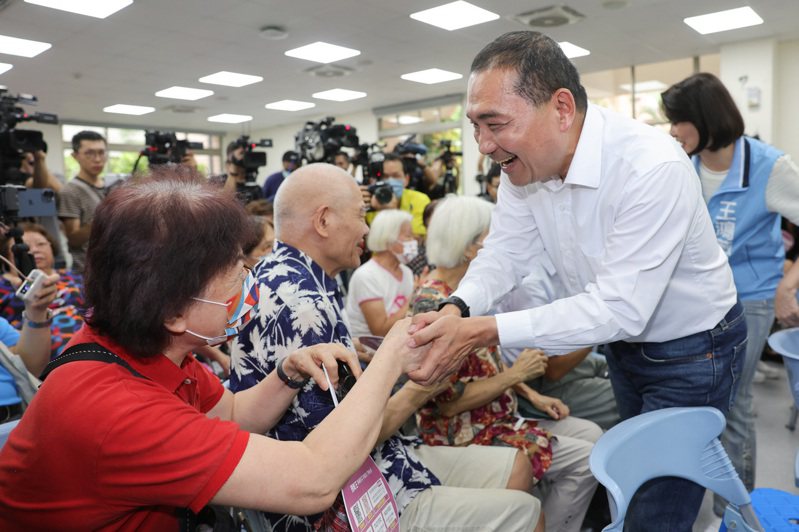國民黨總統參選人侯友宜今天提出老人健保政見。中央社