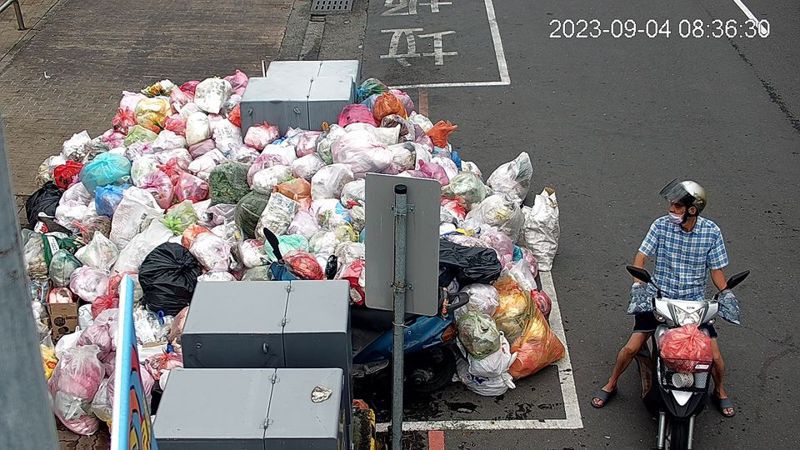 海葵颱風來襲，彰化市昨停收垃圾一天，不少人仍在彰化市三民路兒童公園前垃圾收集定點丟垃圾，現場垃圾堆積如山。圖／彰化清潔隊提供