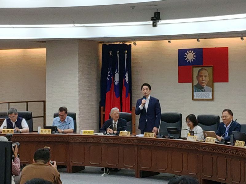 台北市蔣萬安今天市政會議邀請前市長黃大洲以「施政的魄力」專題演講。記者林麗玉／攝影