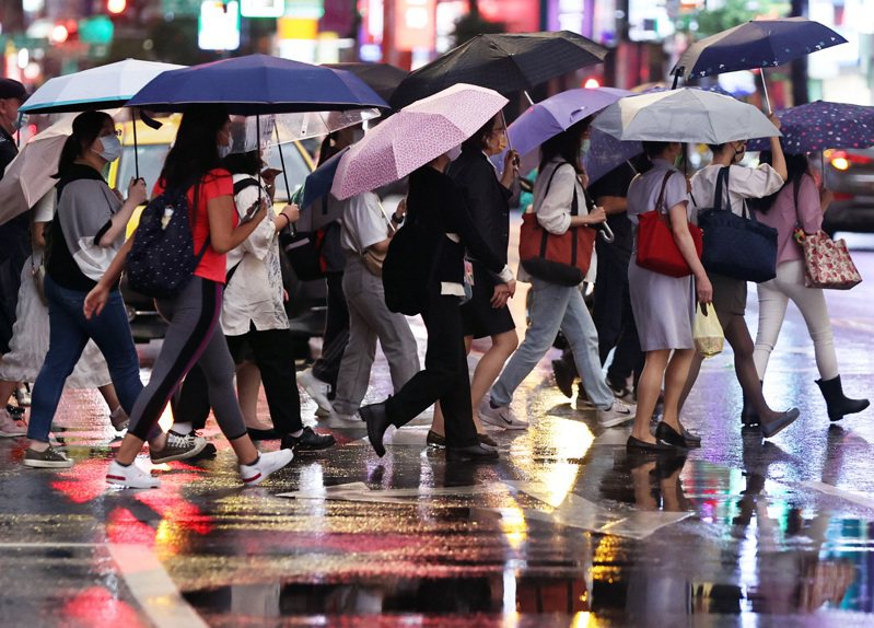 桃園市、新北市大雷雨，氣象局呼籲民眾慎防劇烈降雨、雷擊，低窪地區慎防淹水。本報資料照片