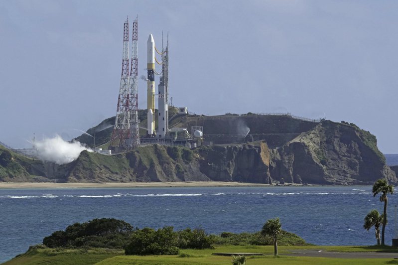 日本H2A火箭47號機搭載以首度登陸月球表面為目標的月球探測器，日前因天候不佳3度延後升空。美聯社