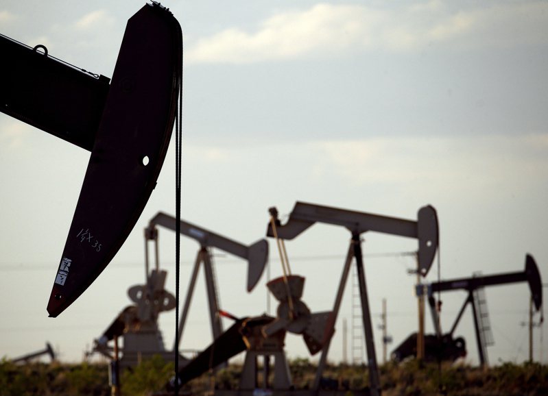 沙烏地阿拉伯與俄羅斯宣布減產到年底，帶動布蘭特油價衝破每桶90美元關卡。美聯社