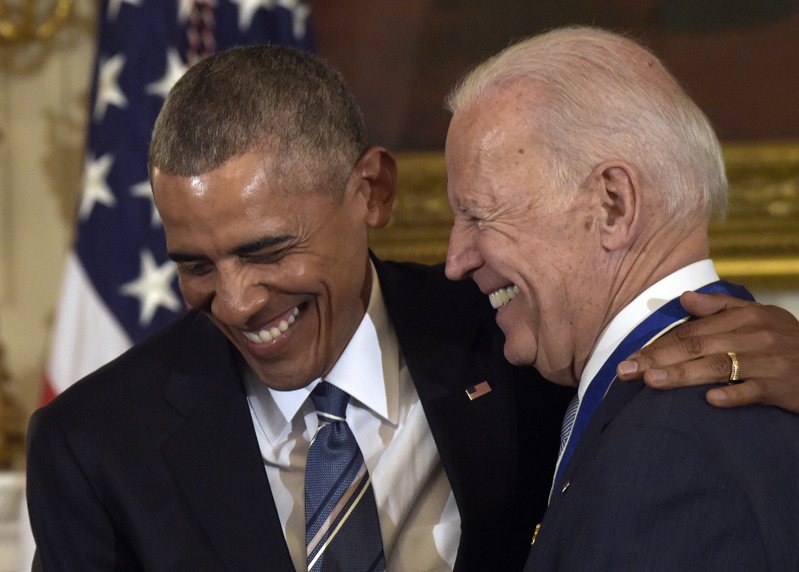 美國總統拜登（右）曾任歐巴馬（左）副手8年。（美聯社）