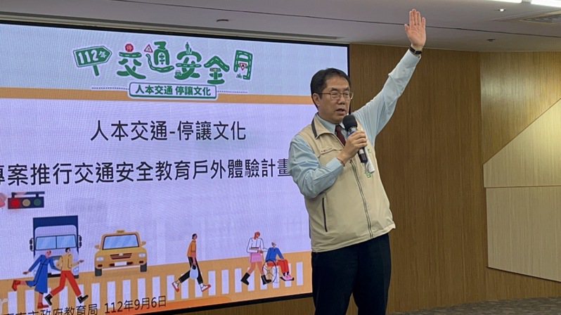台南市長黃偉哲表示推廣學生過馬路要舉高手，是要讓駕駛可以看到。記者吳淑玲／攝影