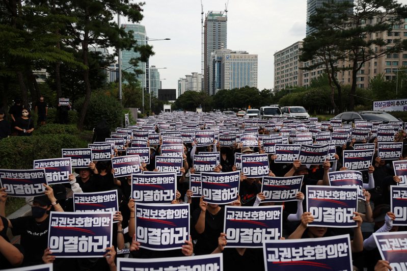 南韓許多教師9月4日參與示威集會，要求自身權利獲得更好保障，同時抗議所謂「恐龍家長」的騷擾，因有一些教師不堪其擾而選擇結束生命。圖／路透
