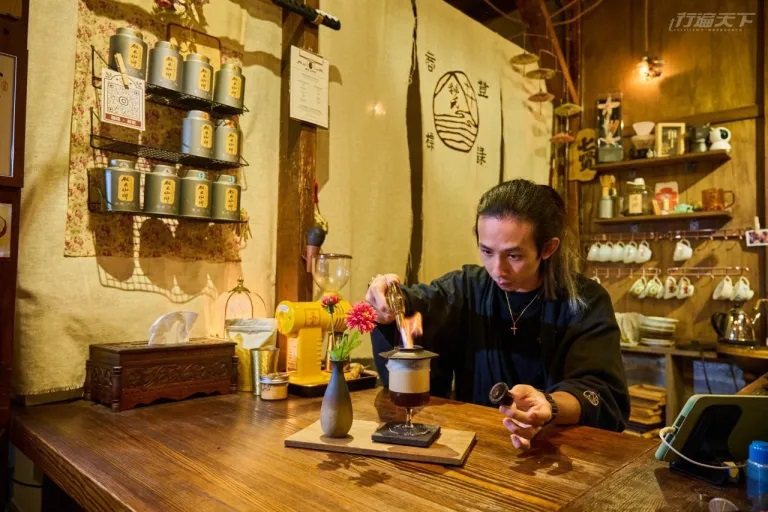 ▲林鼎義示範「小城風味實驗計畫」咖啡特調，過程像一種演出。