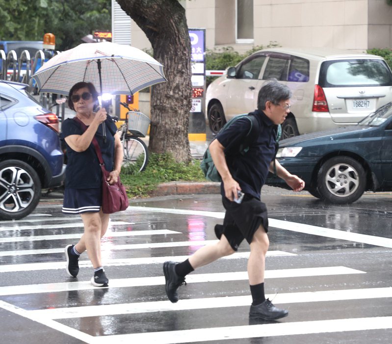 氣象粉專「台灣颱風論壇｜天氣特急」表示，台南地區，今夜還有強降雨。本報資料照片