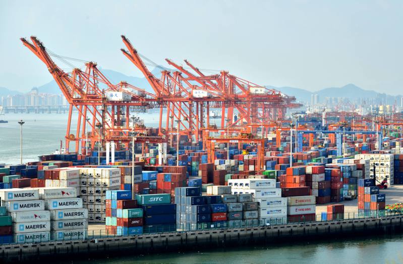 中國海關總署7日公布8月外貿數據顯示，以美元計價，其出口按年跌8.8% 進口降7.3%，持續負增長。圖為福建廈門港海天碼頭。（中通社）