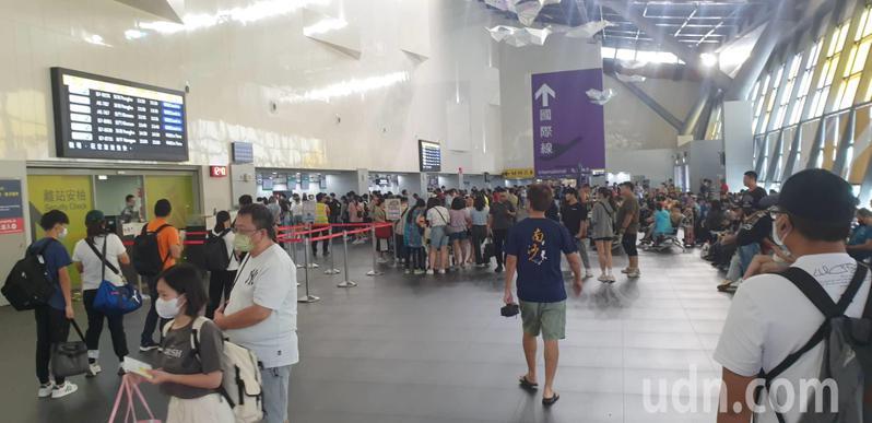 台中國際機場昨天和今天都有搭機人潮，飛往金門和澎湖多。記者游振昇／攝影