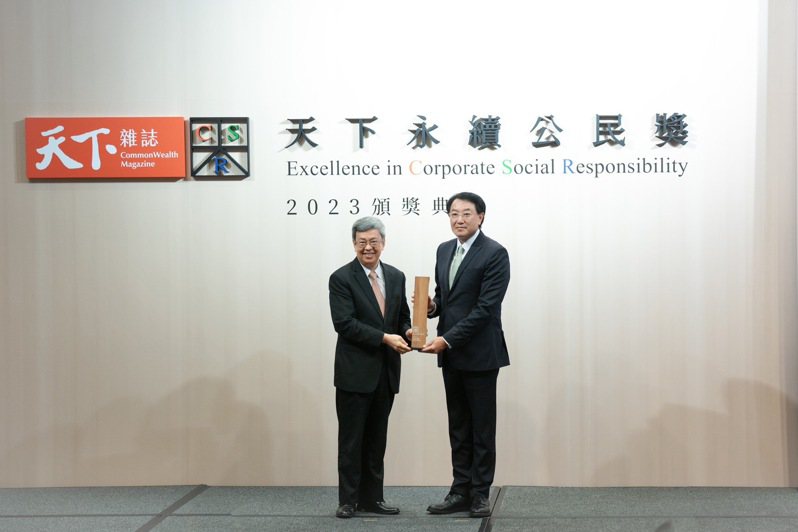 行政院長陳建仁（左）頒發天下永續公民獎大型企業組第二名予台泥總經理程耀輝。台泥／提供