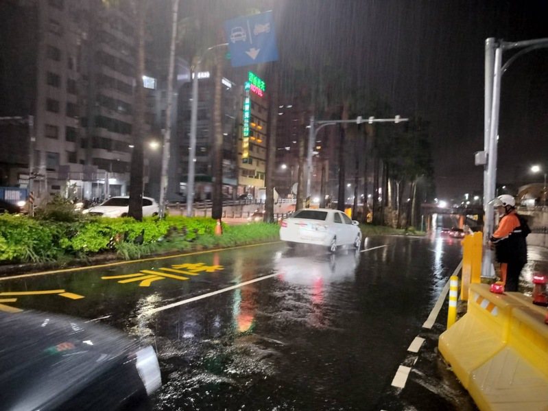 台南市一夜雨彈狂炸多處行政區淹水，在晚間9點陸續消退。圖／台南市政府提供