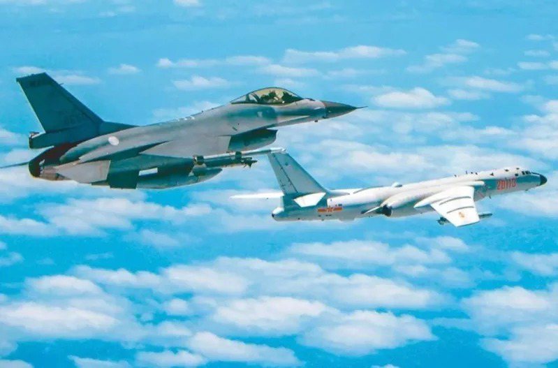 圖為之前台灣F-16V戰機（左）監控共機圖。（台灣國防部提供）
