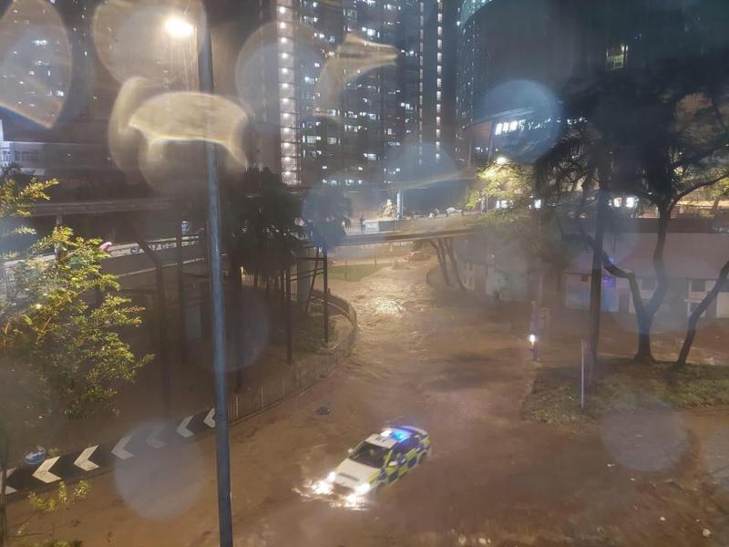颱風「海葵」殘餘環流為香港帶來「世紀暴雨」，全城淹水。（取自Facebook）
