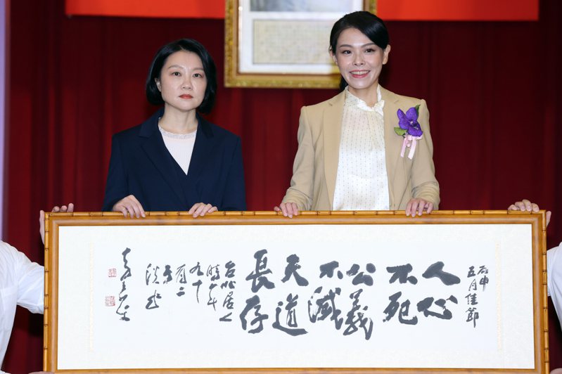 民眾黨新竹市長當選人高虹安（右）宣誓就職新竹市長時，與副市長蔡麗清（左）合影。本報資料照片