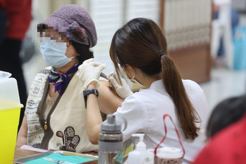 台灣感染症醫學會名譽理事長黃立民表示，新冠的XBB.1.5疫苗以及流感疫苗，還有肺炎鏈球菌疫苗是今年年底老人家最重要的三支疫苗。示意圖。本報資料照片