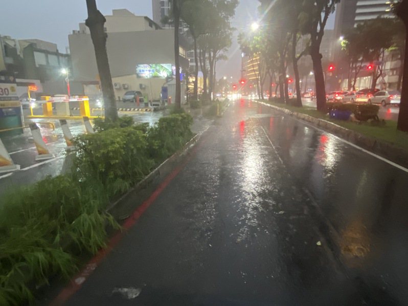 高雄今傍晚降下滂沱大雨，左營區新莊仔路接近博愛路和華夏路口出現積水狀況。記者石秀華／攝影