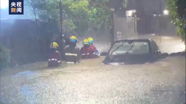 香港遭遇極端暴雨，多地淹水，有商場、地鐵站被淹。央視新聞