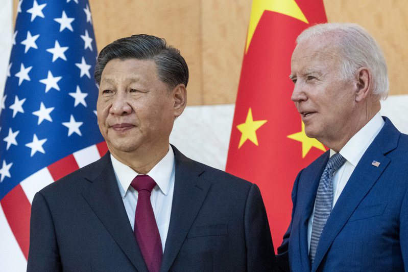 中國學者表示，若想推動中美領導人於11月APEC舊金山峰會會晤，最基本做法是讓雙邊關係保持在良好氛圍。圖為美國總統拜登（右）與大陸國家主席習近平（左）去年11月在印尼峇里島G20峰會上合影。（美聯社）