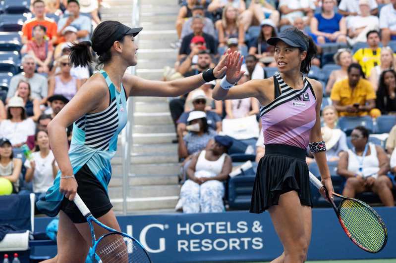 美國網球公開賽女雙4強賽，我國好手謝淑薇（右）與中國搭擋王欣瑜（左）今天敗下陣來，無緣爭冠。 新華通訊社