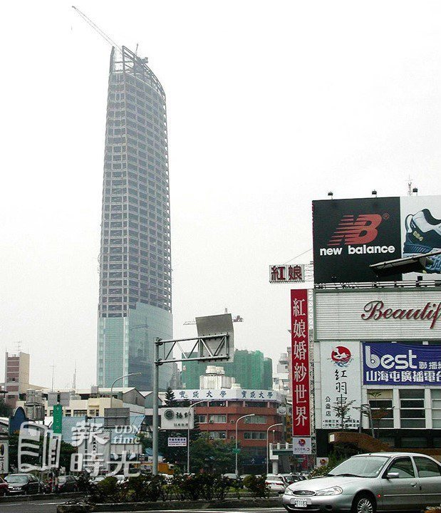 台中市英才路上的洲際飯店大樓，四十七層樓高為中部地區最高的大樓，興建到一半目前正在停工狀態。圖／聯合報系資料照(2001/02/28 鄭文正攝影)