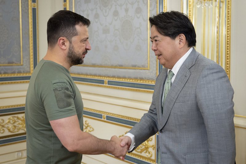 圖為日本外務大臣林芳正（右）與烏克蘭總統澤倫斯基（左）。美聯社