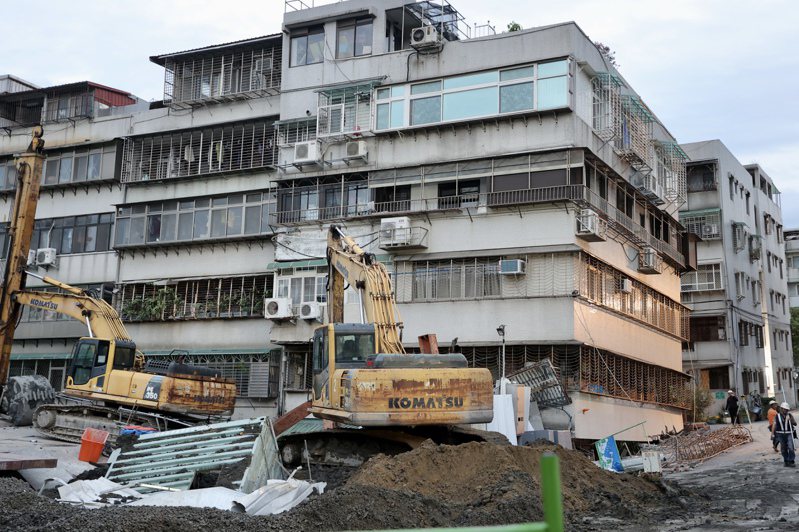 台北市大直街民宅坍塌，昨整天持續往坍塌地點填入沙土、灌漿，預防持續擴大下陷。圖／報系資料照