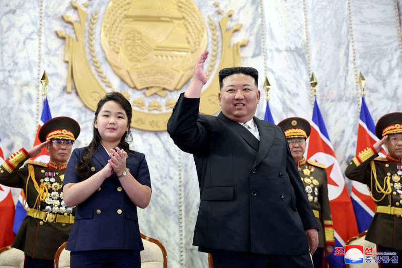 北韓9日建政75周年，8日在首都平壤金日成廣場舉行閱兵式活動，金正恩攜愛女出席。路透