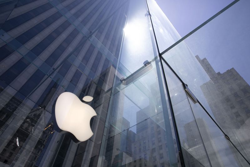 蘋果公司下周將推出全球果粉引頸期待的iPhone 15，能否順利引爆一波換機潮，備受矚目。圖／美聯社