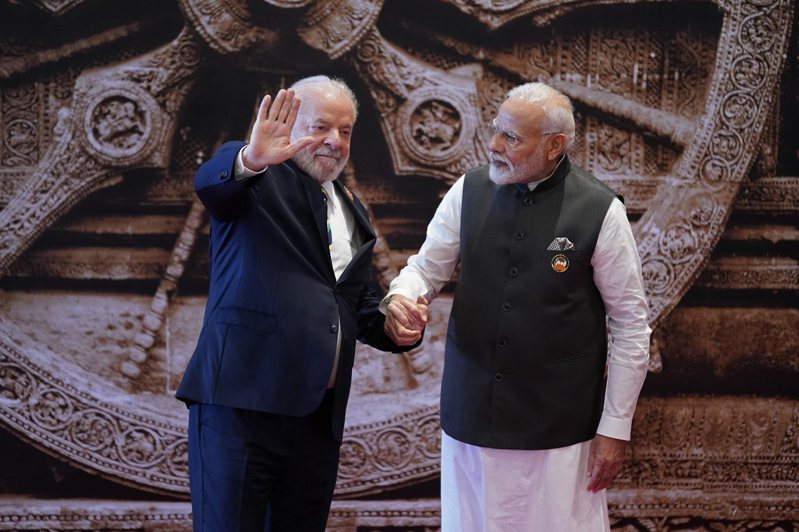 巴西總統魯拉（左）9日出席2023年G20峰會，與印度總理莫迪（右）握手寒暄。（美聯社）