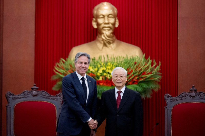 圖為今年4月美國國務卿布林肯訪越南，越共總書記阮富仲（Nguyen Phu Trong）親自迎接。 路透社資料照