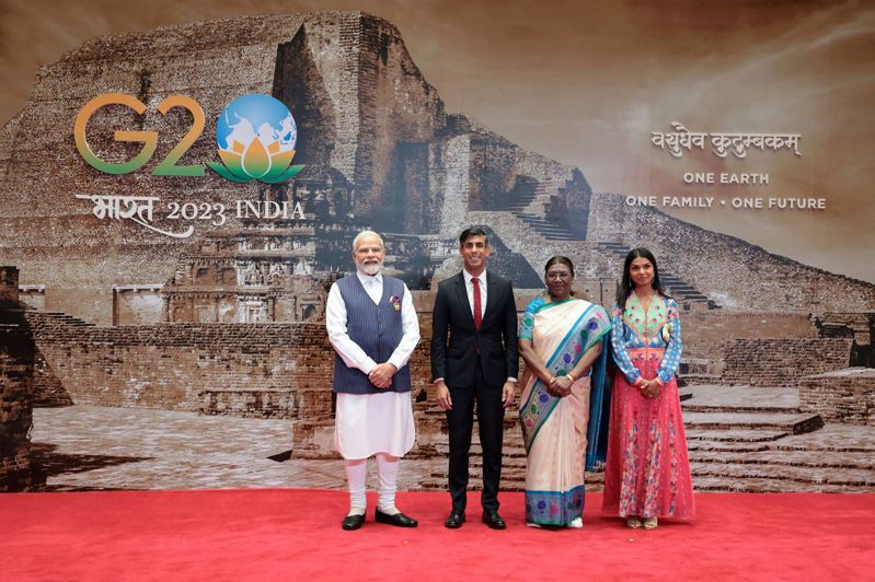 印度今晚在20國集團（G20）峰會後設宴招待G20領袖，晚宴由印度總統慕爾穆（Droupadi Murmu，右二）主持，印度此次推出充滿印度香料的全素食菜單，展現印度總理莫迪（Narendra Modi，左）最愛的小米料理。 法國新聞社