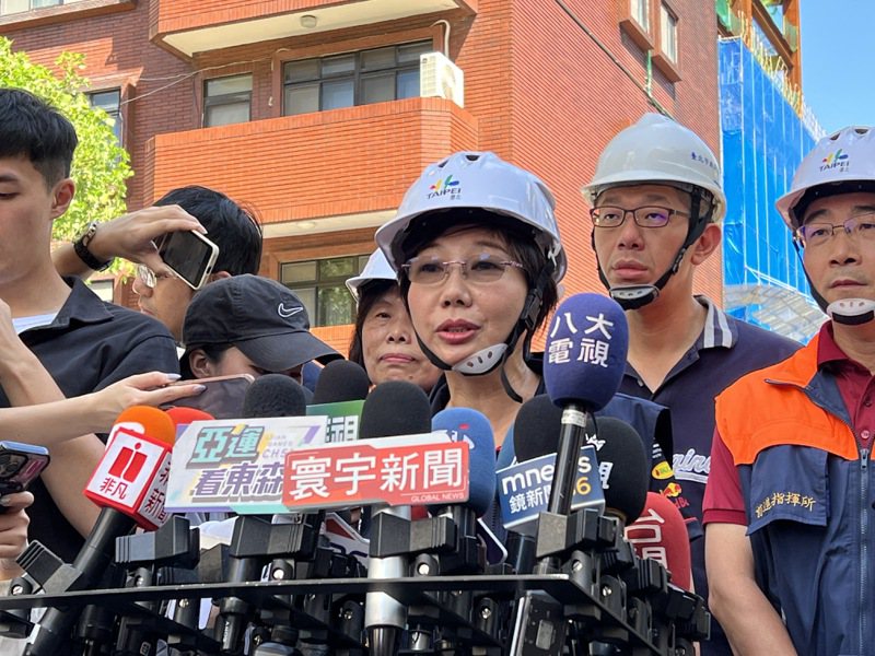 台北市都發局長王玉芬表示，由於有住戶反映九月就要出國留學，但護照在頹毀建物中，為此破例由安全人員陪同住戶順利找到護照。記者林佳彣／攝影