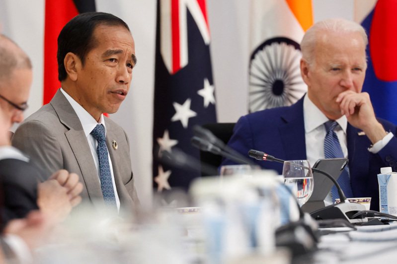 20國集團峰會9日於印度首都新德里登場，期間美國總統拜登邀請印尼總統佐科威11月訪問華府。圖為佐科威（左）與拜登（右）今年5月出席七大工業國集團峰會。路透