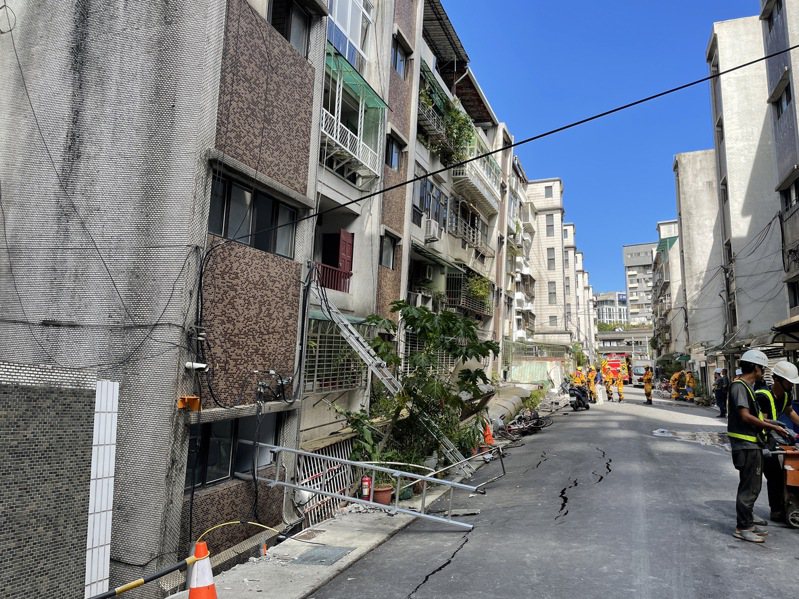 台北市大直街94巷的基泰建設建案施工，導致民宅傾斜受損。圖／北市府提供