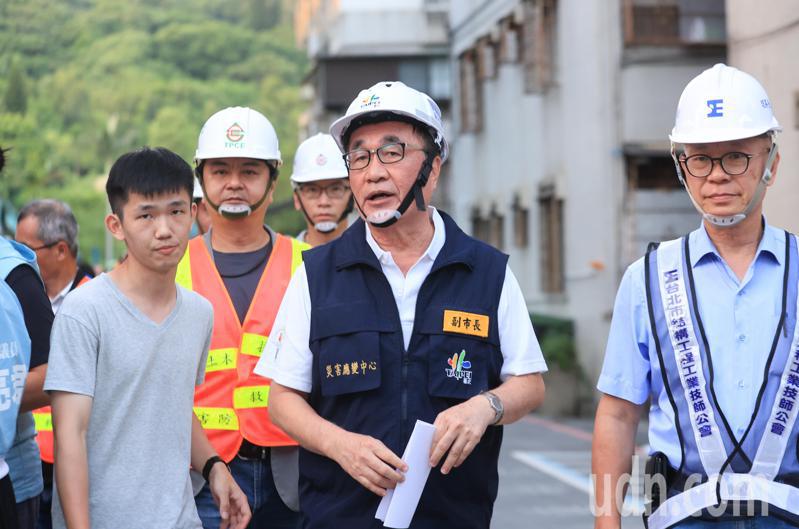 台北市大直民宅塌陷案第三天，台北市副市長李四川（右二）傍晚表示，經過技師公會鑑定，雙號住宅沒有安全疑慮，若有住戶願意，雙號住戶已可返回居住。記者余承翰／攝影