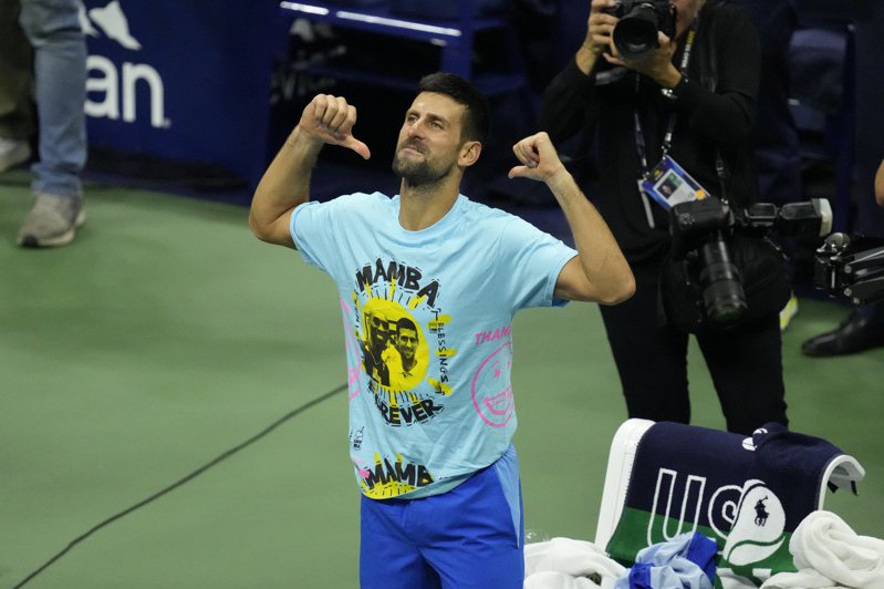 本周將重返球王寶座的塞爾維亞名將約克維奇（Novak Djokovic，圖）今天直落三擊敗俄羅斯好手梅德維夫（Daniil Medvedev）後，生涯第24座大滿貫入袋，賽後他穿上印有和已逝籃球巨星「小飛俠」布萊恩（Kobe Bryant）合照的上衣，背面印著大大的24，既是「小飛俠」號碼，也是個人破紀錄的大滿貫數。 美聯社