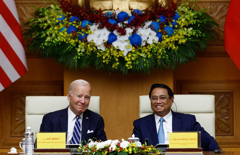 越南總理范明正會見到訪的美國總統拜登時表示，為落實越美全面戰略夥伴關係，盼優先促進經濟、貿易投資及國防安全合作，並希望美國支持東協在南海問題的立場。 路透社