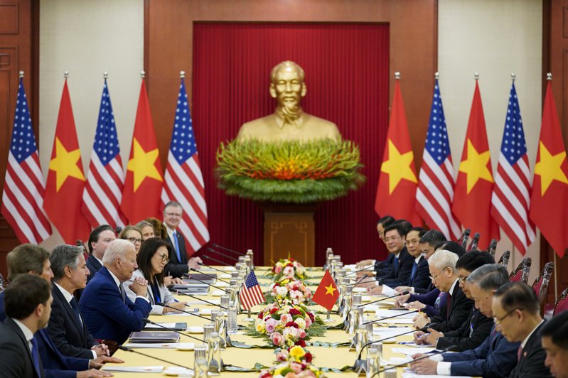 美國總統拜登訪問越南，兩國並宣布正式升級為「全面戰略夥伴關係」。 美聯社