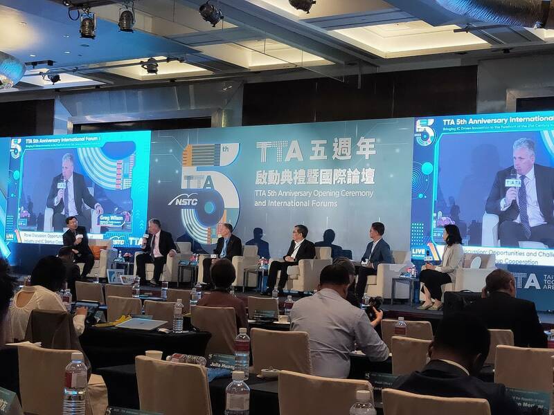 11日的台灣科技新創基地（TTA）論壇上，專家列出生成式AI的好處，期待產業與政府能多運用。（Photo by 呂翔禾／台灣醒報）