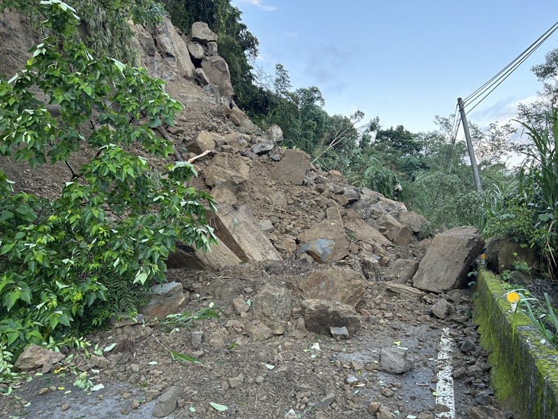嘉縣梅山瑞里嘉166縣道73公里處上邊坡崩塌，交通中斷。圖／嘉義縣政府提供