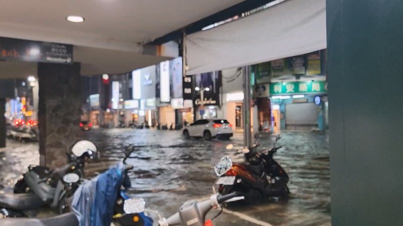 嘉義市區中山路昨夜大雨，造成汽車有如水中行舟。圖／讀者提供