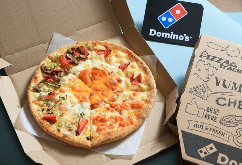 達美樂推出期間限定「黃金月見四喜披薩」，搭配外帶披薩半價，12吋大披薩351元。圖／達美樂提供