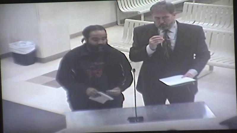 薩瑟蘭出席法庭聆訊，其律師表示他沒有犯罪紀錄。（Twitter圖片）